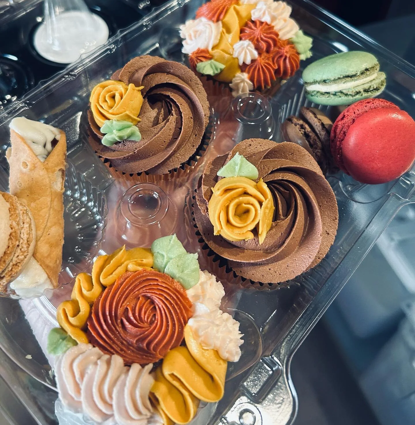 Wedding Custom Sampler

Cupcakes
Cannoli
Macarons

Color palette:
Terracotta
Butterscotch
Sage
Champagne Rose

Now booking consultations for 2024 weddings 🫶🏼