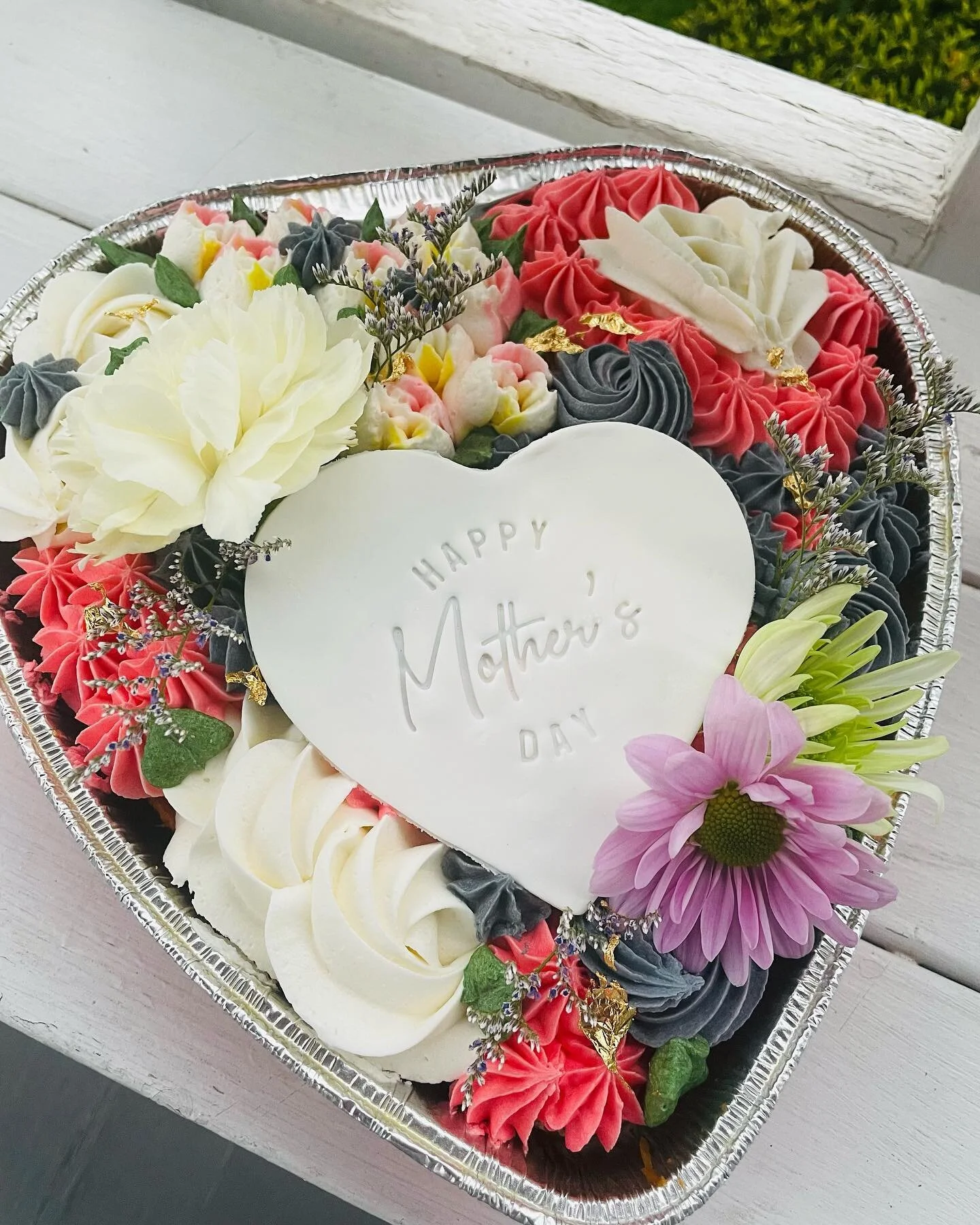 We will be open for preorder pick up on Saturday 5/13 from 9a-NOON. Closing early for a private event. 

Limited counter service menu!

Heart Cake 💝
Vanilla Bean | Buttercream Florals | Mother&rsquo;s Day Fondant Plaque

🧁 Cupcakes:
Vanilla Bean Ro