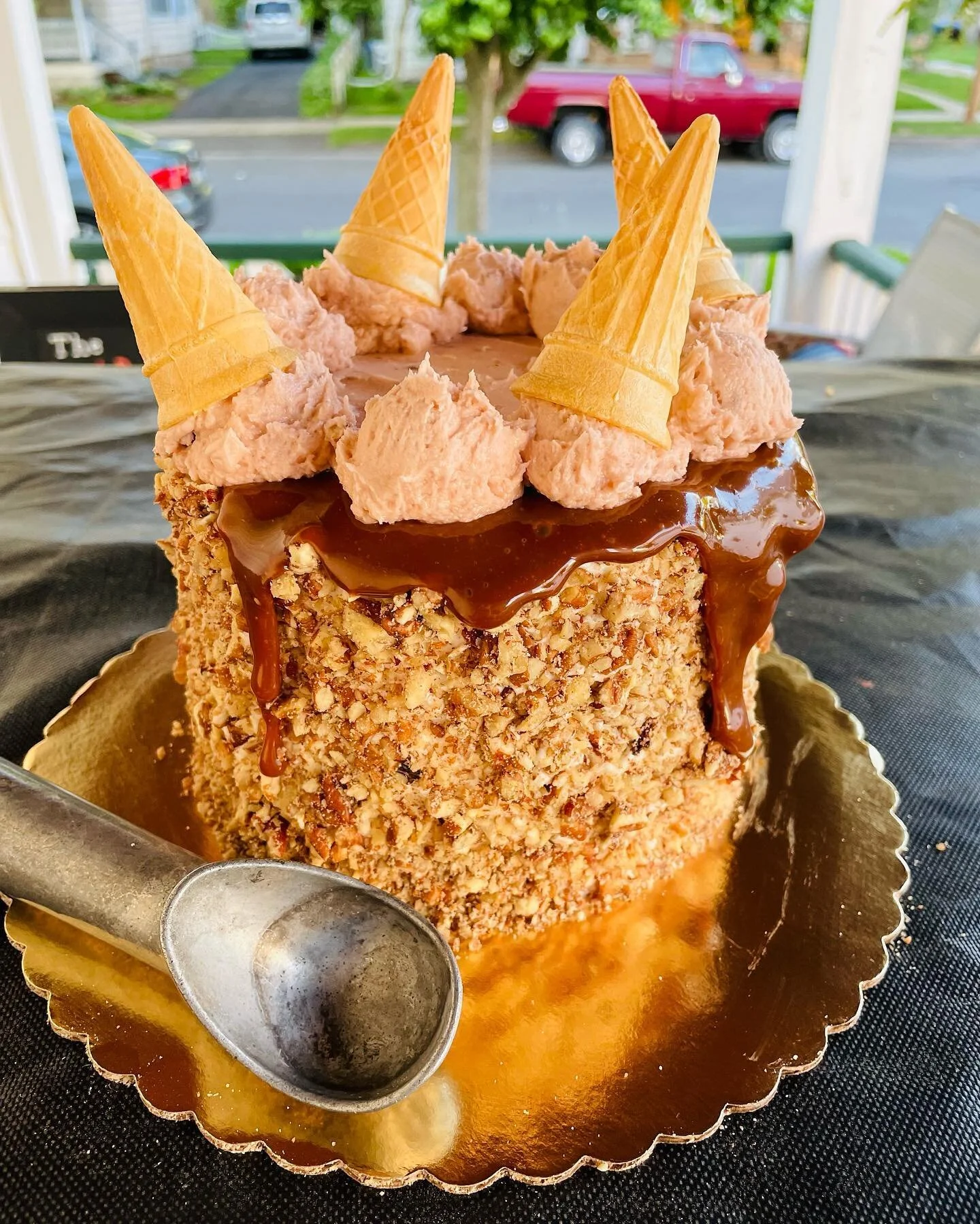 We will be open for counter service on Saturday 5/20 from 10a-2p. 

🧁 Cupcakes:
Butter Pecan 🍨
Strawberry Crunch 🍓
Vanilla Bean Rosettes
Chocolate Hydrangeas

GF Brownies:
Cosmic 🪐
24k Salted Caramel

Cannoli 🇮🇹
Chocolate Croissants 🇫🇷

Macar