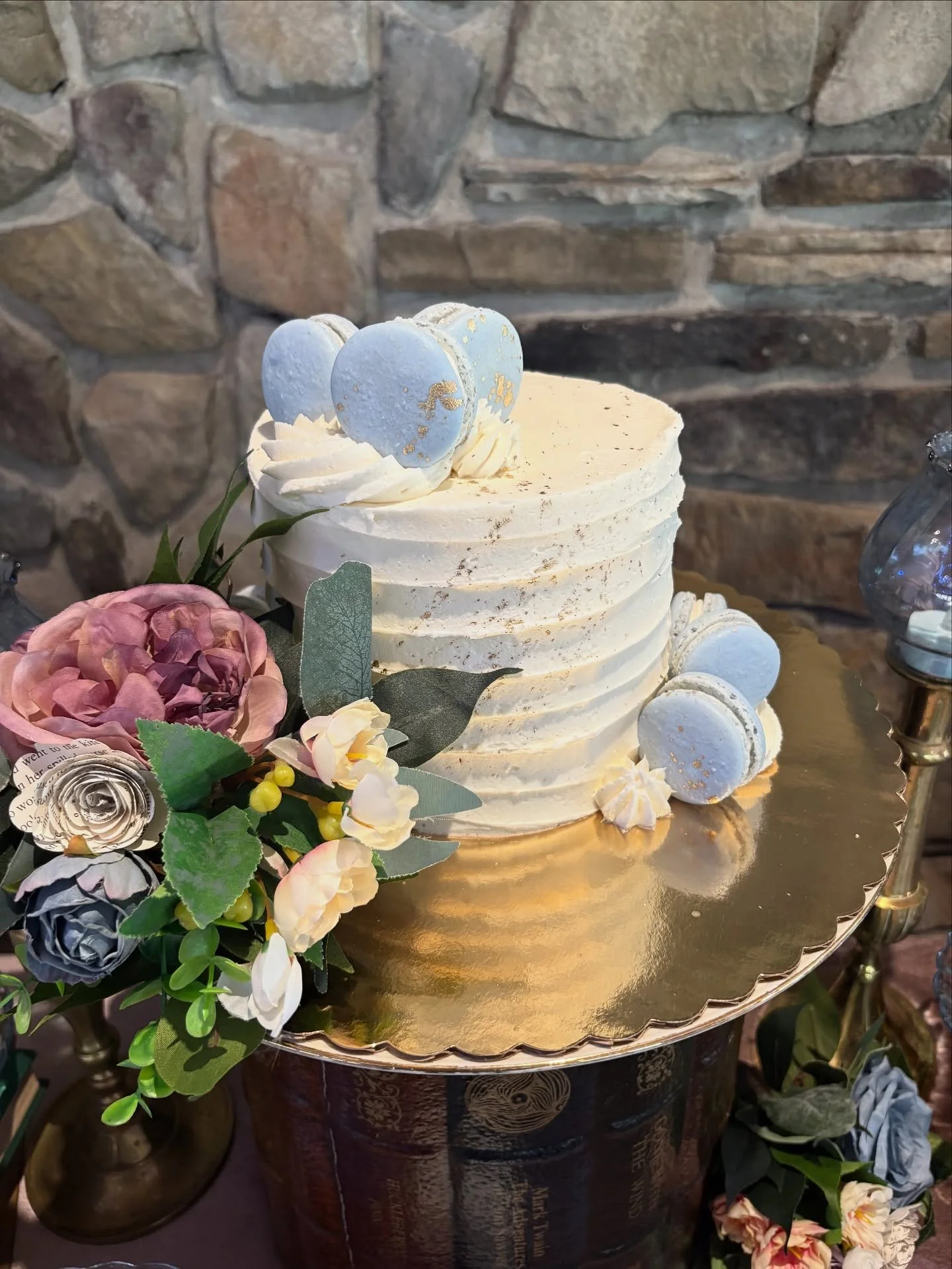 Beyond blessed to make this cake for the beautiful @emmkay21 and fabulous @supercosmobrown 

Florals @shabbysistersrentals.pa 
Venue @creeksidegrove1 

#weddingcakes
#frenchmacaron 
#nutricolor 
#organicbluespirulina 
#almondraspberrycake 
#tfpbs 
#t