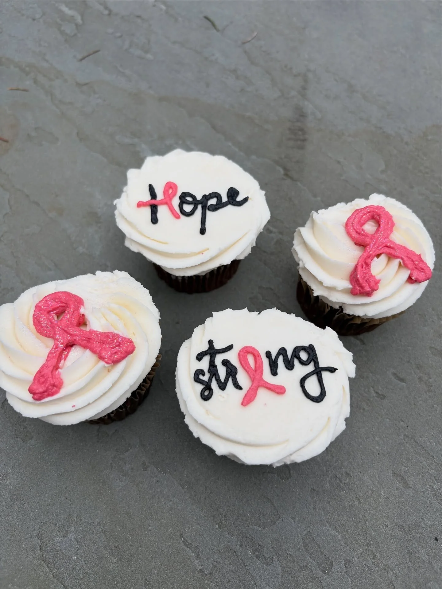 As the month of October comes to a close we want to take a minute to recognize all the fighters who won, the fighters who lost and all of their supporters. 

Cake artist @lizachinikaylo 

#octoberbreastcancerawareness🎀 
#womensupportingwomen 
#stren