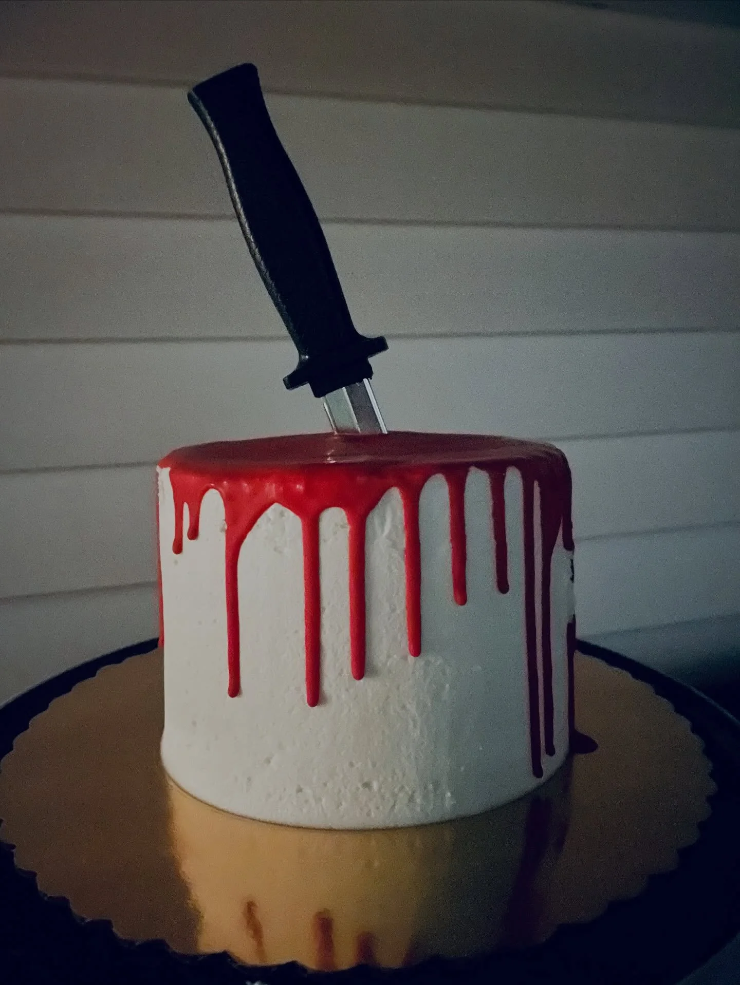 Boo!

We love helping you host the spookiest Halloween parties 🔪

#saltedcaramelcake 
#cakedrip 
#spookyseason👻😈💀☠️🎃🦇 
#hauntedcake 
#tfpbs 
#thefrontporchbakeshop