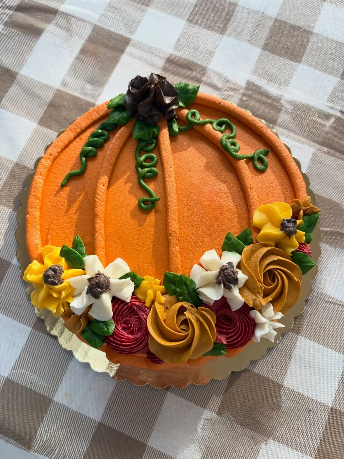 🧡

Sweet Little Pumpkin Cake

This edible centerpiece is exactly what your holiday table needs to make dinner unforgettable. 

Order online
www.frontporchbakeshop.com/thanksgiving

Cake artist @lizachinikaylo

#pumpkincake 
#thanksgivingcake 
#edibl