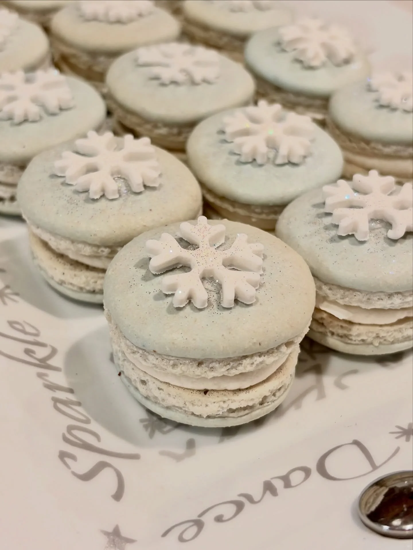 .
January Mood ❄️

#snowflakemacarons 
#coconutmacaron 
#wintermacaron 
#dessertdelivery 
#thefrontporchbakeshop