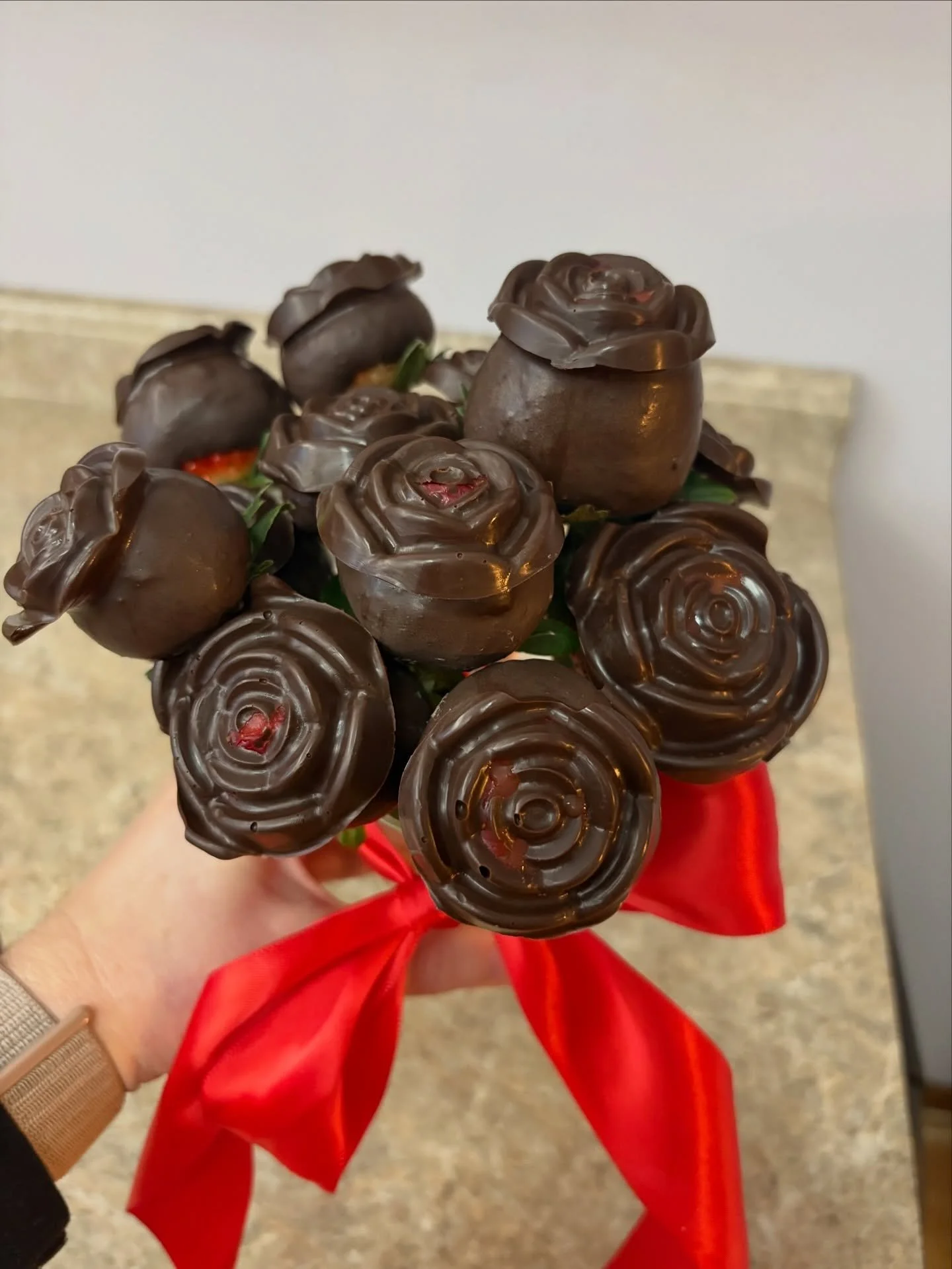 Treat yo&rsquo; self 🍓🌹
Indulge in a dozen strawberries dipped in rich dark chocolate. Gift wrapped with a red satin bow. Delivered to your sweetheart&rsquo;s place of work, home or anywhere in between. 

#dessertdelivery 
#strawberryroses 
#chocol