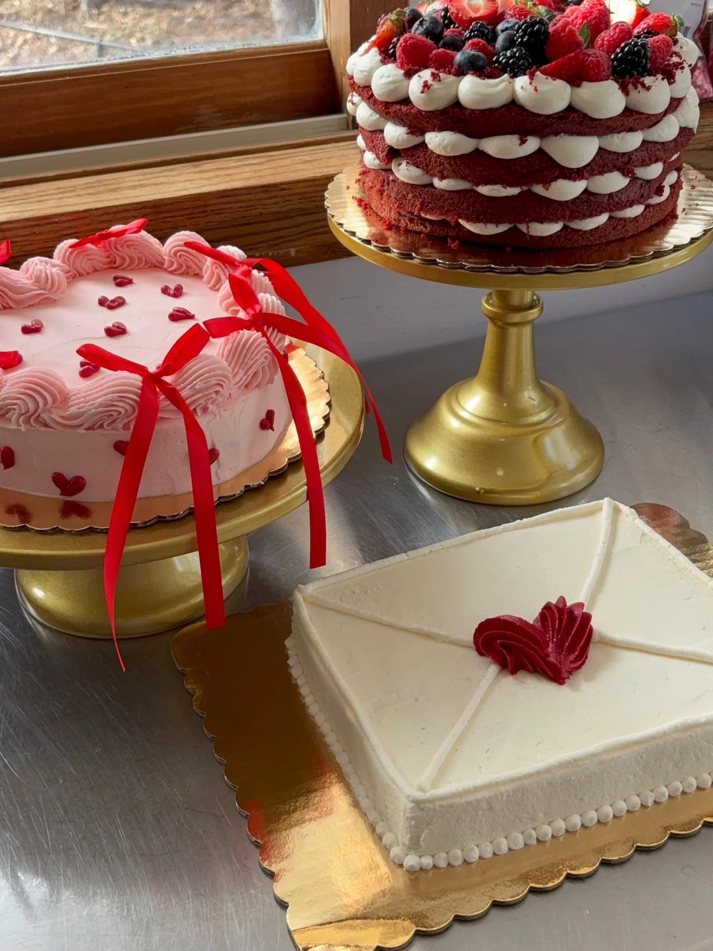 So many choices to celebrate love 🩷

#dessertdelivery 
#lovelettercake 
#tfpbs 
#thefrontporchbakeshop 
#fromourporchtoyours