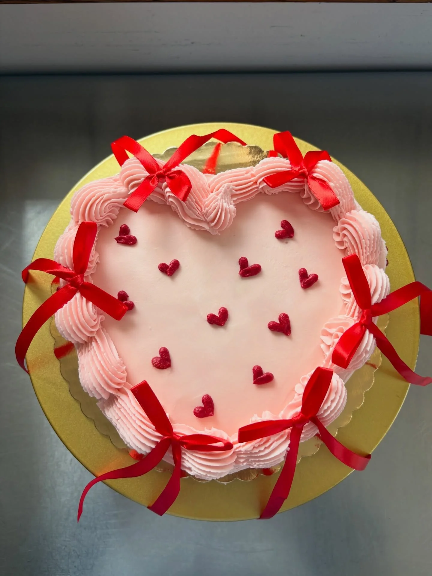 💕

Celebrate love with this vintage heart cake ❤️

www.frontporchbakeshop.com/love

#dessertdelivery 
#vintageheartcake 
#tfpbs 
#thefrontporchbakeshop 
#fromourporchtoyours