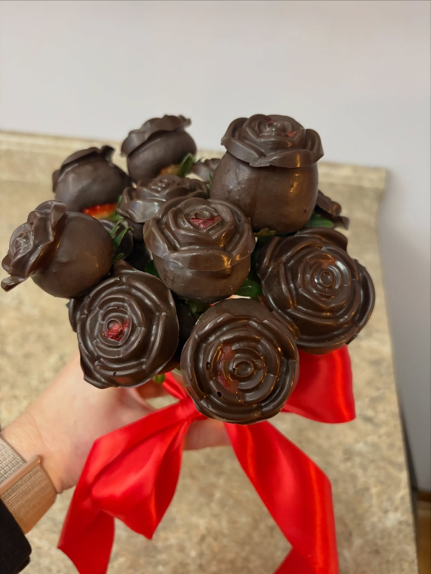 Treat yo&rsquo; self 🍓🌹
Indulge in a dozen strawberries dipped in rich dark chocolate. Gift wrapped with a red satin bow. Delivered to your sweetheart&rsquo;s place of work, home or anywhere in between. 

#dessertdelivery 
#strawberryroses 
#chocol