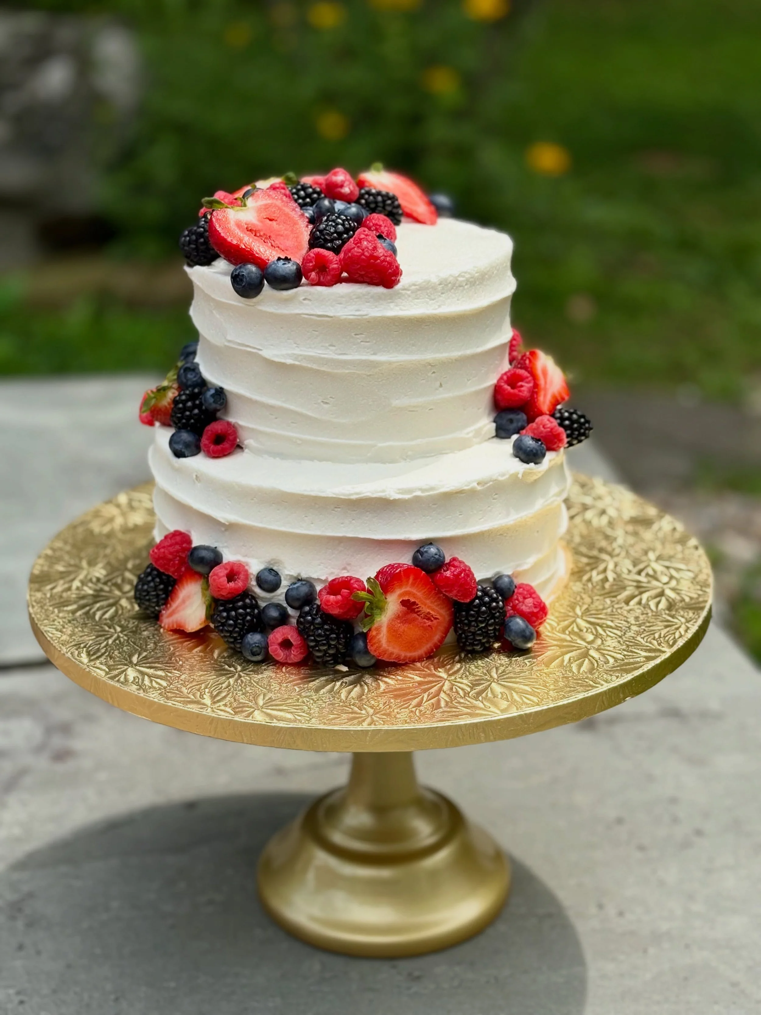 🍓🫐❤️⚾️

Congratulations!

Cake artist @jillybell05 

#dessertdelivery 
#tfpbs 
#thefrontporchbakeshop 
#berryweddingcakes 
#summerweddingseason