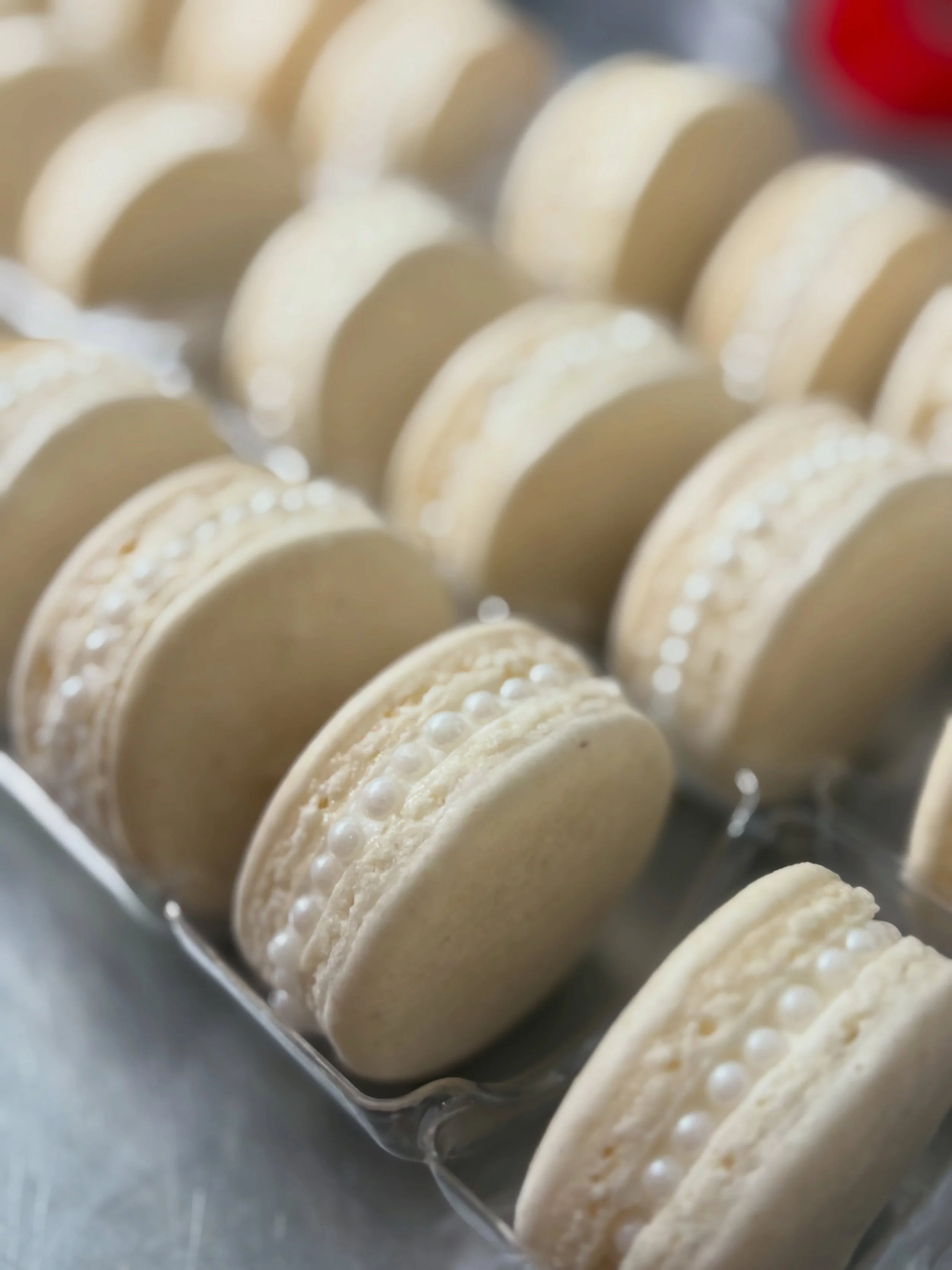 .
How can you elevate macarons?

Add a pearl inlay 🤍

The beauty was worth all the effort

Thank you @_reneehaddock and @shannon_kearnss for setting each pearl!

#dessertdelivery 
#tfpbs 
#thefrontporchbakeshop 
#bridalmacaron 
#fromourporchtoyours