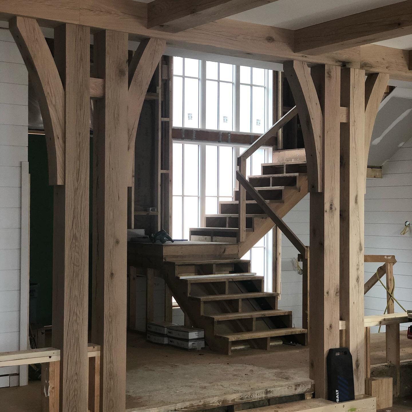 White Oak is the perfect material for creating decorative posts and bracing while also being structural.  Thanks to #LittleRiverCustomHomes for supplying great timbers! #whiteoak.
#interiortimbers.
#lakeburton.