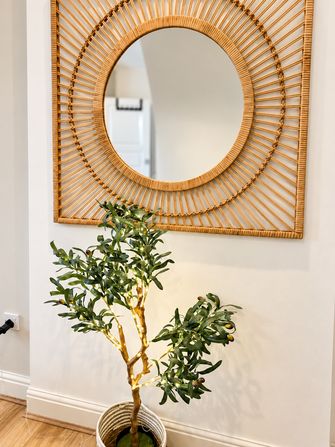 Airbnb_08_Mirror_Detail.png
