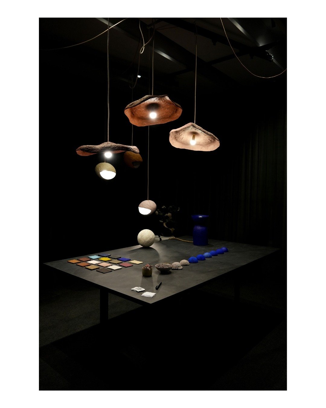 Expozitia &quot;Textures of Light&quot; @lavinia.erghelan.studio

Lumina si textura se impletesc in forme organice - descopera lampi si obiecte sculpturale din hartie reciclata, unde designul sustenabil devine arta.

Prima fotografie: @arinarora 
Cel