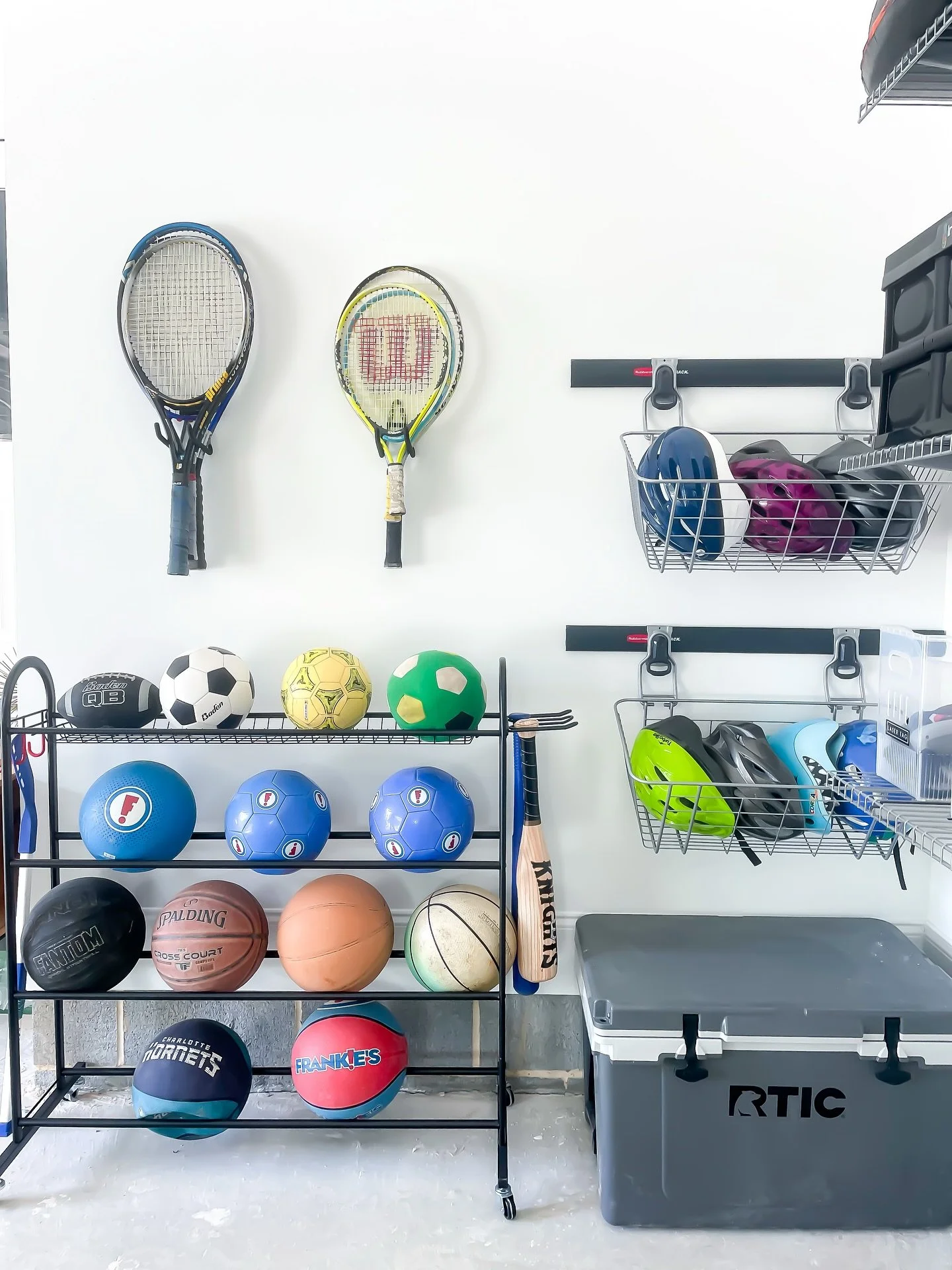 It&rsquo;s garage organization season ✨ 

The perfect time to clear out the chaos and create a space that works for you year round.

Here are 3 of our favorite tips for a functional, clutter-free garage:

1️⃣ Use vertical storage to free up floor spa