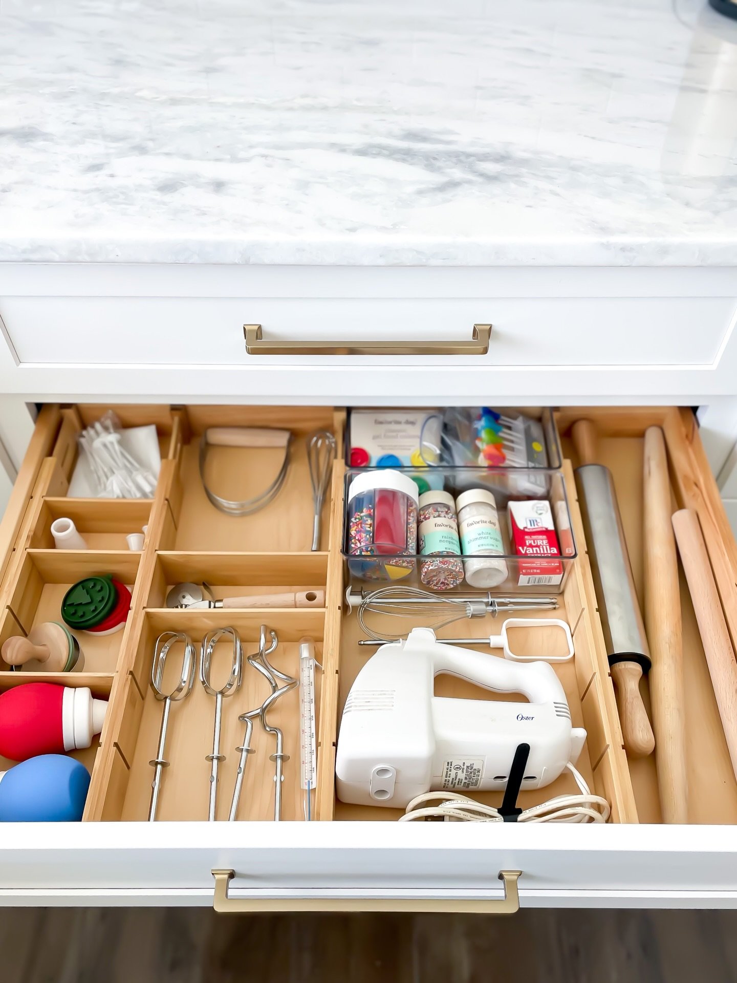 December has flown by! What traditions are you checking off your list before the big guy in red arrives? 🎅🏻

#sortandstore #christmascookies #kitchenorganization #organizedkitchen #organizedhome