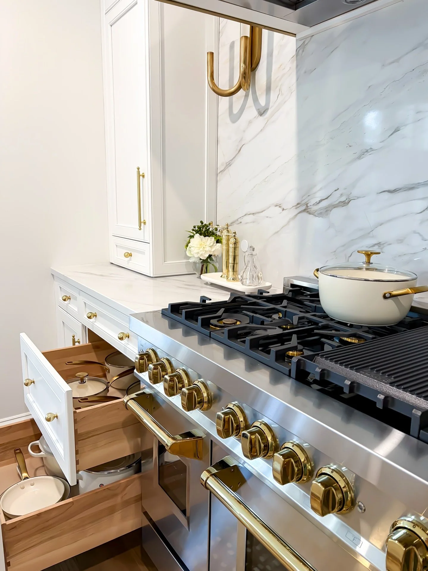 A little kitchen eye candy for my fellow Charlotte homeowners 👀

Custom drawer inserts, intentional zones, and a place for every pan because digging for cookware is not the vibe.

Thoughtful kitchen organization makes everyday life smoother, calmer,