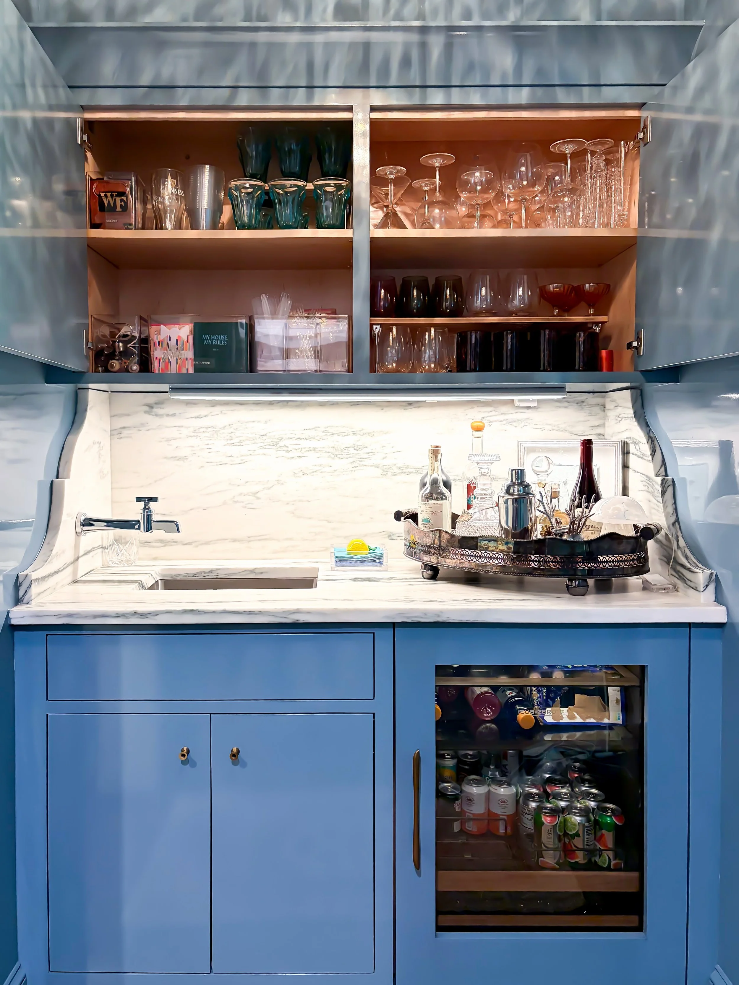 Ready to serve vibes and vino this MDW 🇺🇸 

This wet bar before + after shows how some simple product selection can maximize your storage for all your entertaining needs. 

Hostess with the Mostess 🍋
