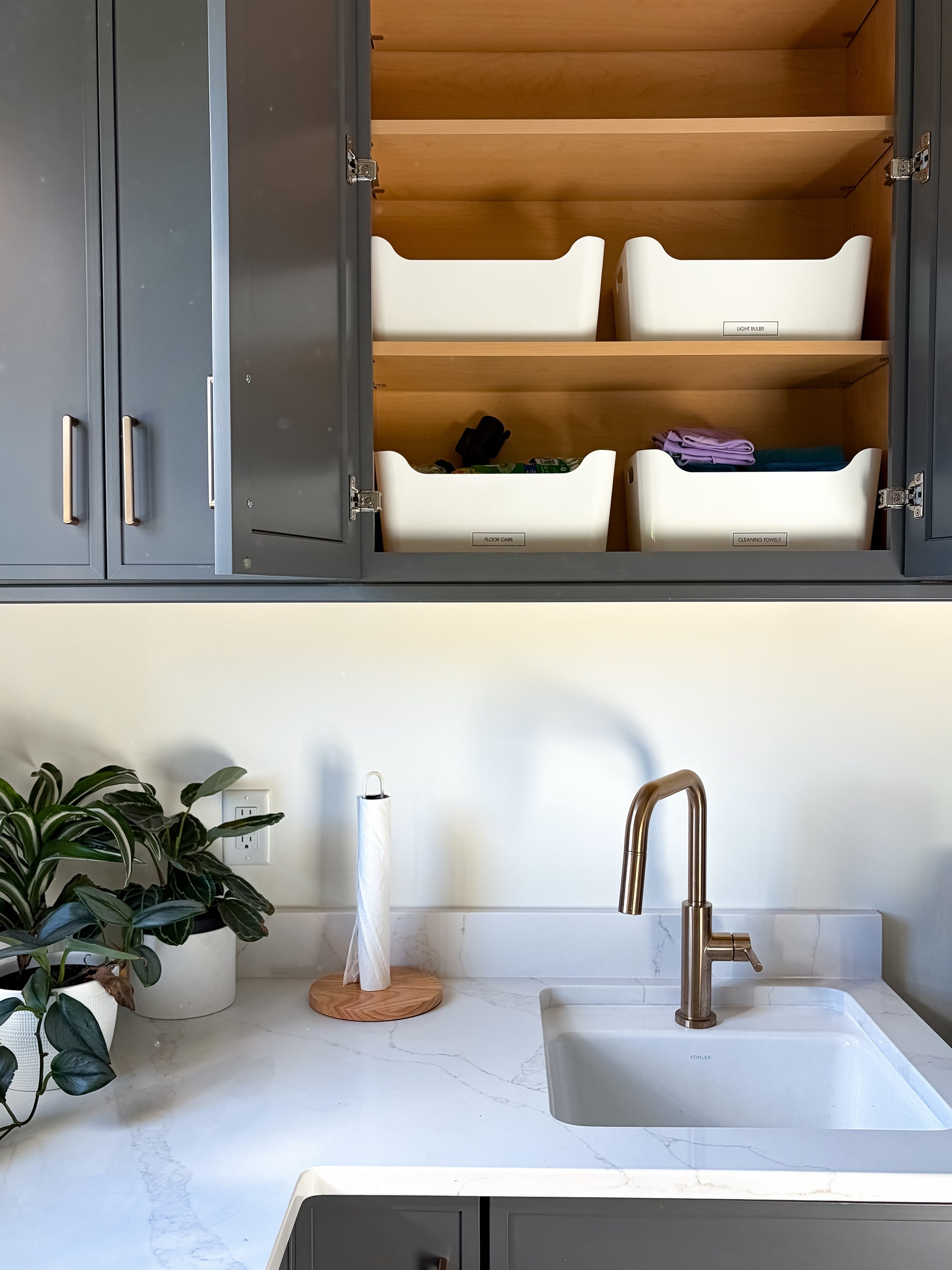 Laundry isn&rsquo;t so bad when served with a side of sunshine ☀️

Organization: @sortandstore
Builder: @copperbuilders