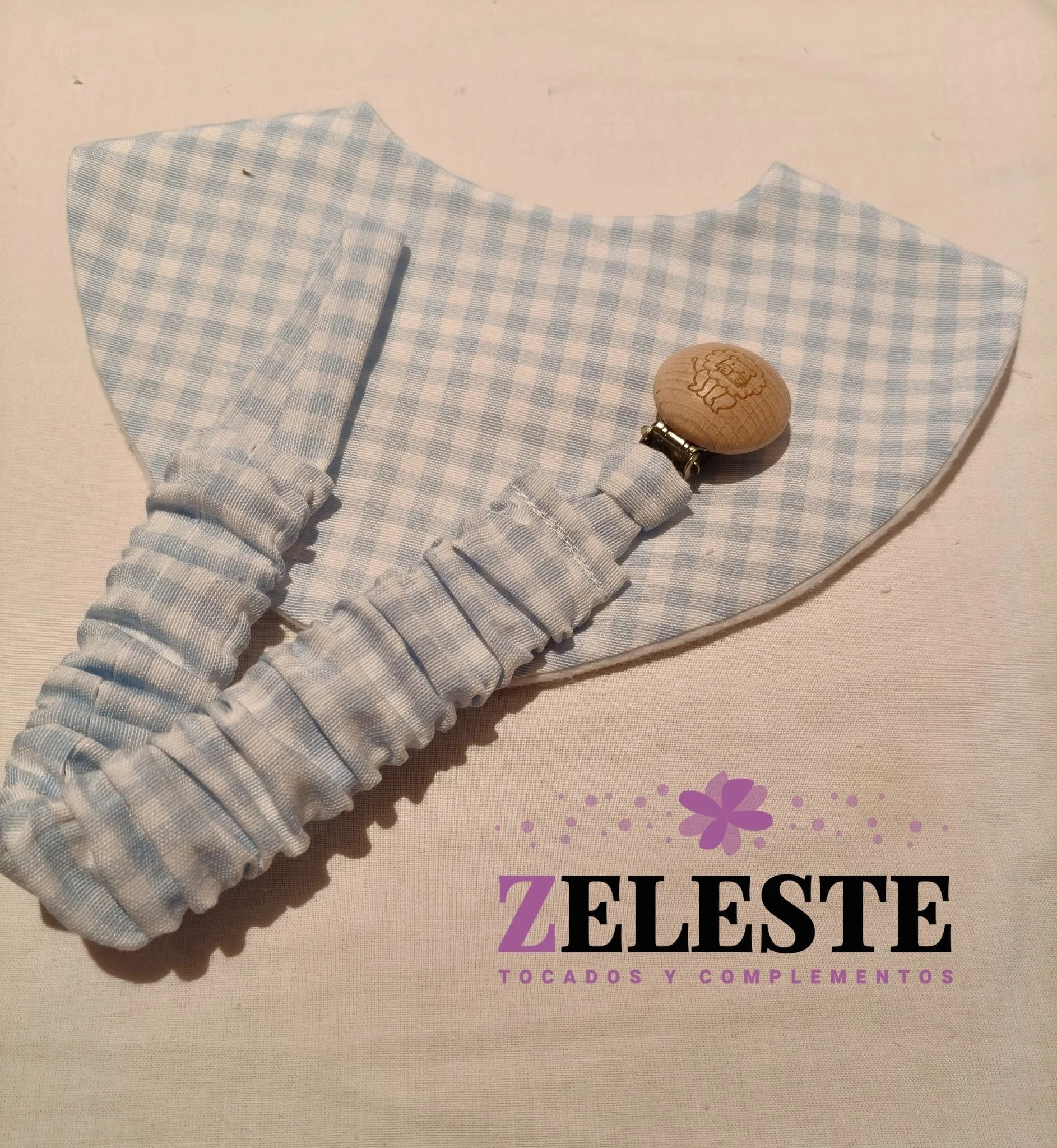 Conjunto de babero y chupetero Md Vicky