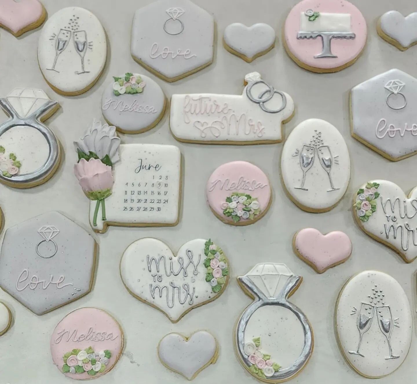 Such a simple yet beautiful bridal shower set! 

There's been a few bridal showers and bachelorette parties lately. Summer must be just around the corner. 🙊❤️ 

Are you a bride? Wedding planner? Maid of honor? Reach out for some delicious cookies fo
