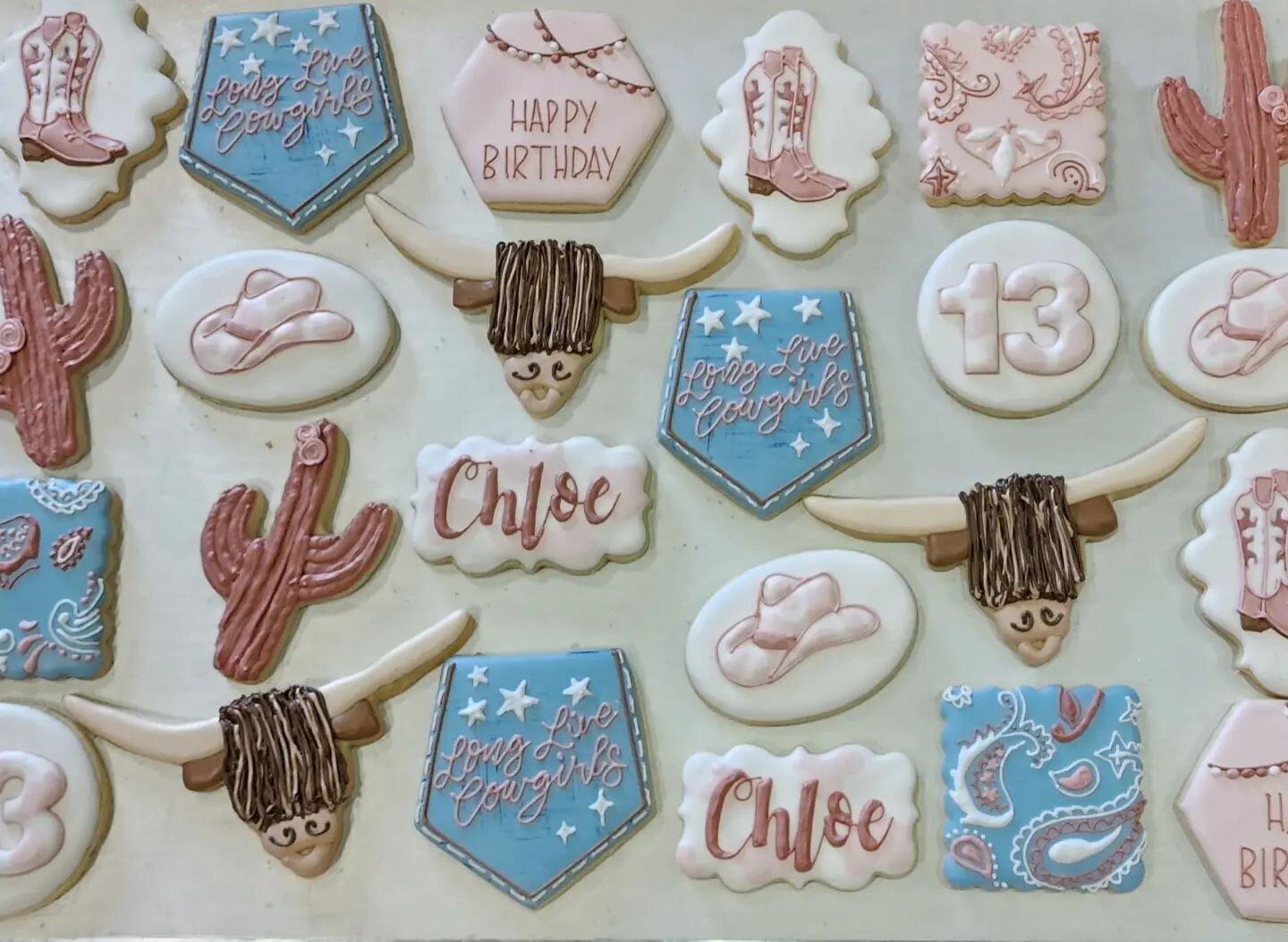 When you're turning 13, and you want a boho western theme birthday. 🙊😍 

I'm in absolute love with these cookies. That jean pocket, the colors and the moo! ❤️🙊😬 

#westernstyle #jeans #bohostyle #sugarcookies #decoratedcookies #cookiesofinstagram