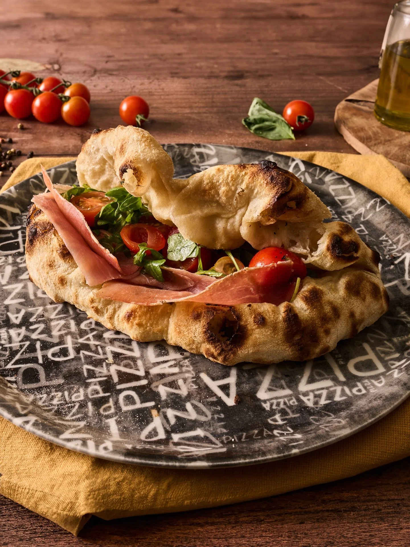 Falls ihr morgen keine Lust habt, zu kochen&hellip; bestellt doch einfach neapolitanische Pizza 😍😍 Oder nach Silvester&hellip; wegen&hellip; Kater 😵 Eventuell sind da auch ein paar Pizzen auf den Bildern, die wir bald rausbringen 🤫

#sonvida #det