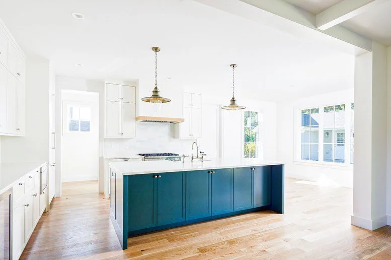 New construction with custom wooden hood detail and two tone cabinets👌🏻

#neitzcustoms #customcabinetry #customcabinets #mlcampbell #mlcampbellfinishes #lagunatoolscnc #lagunacnc