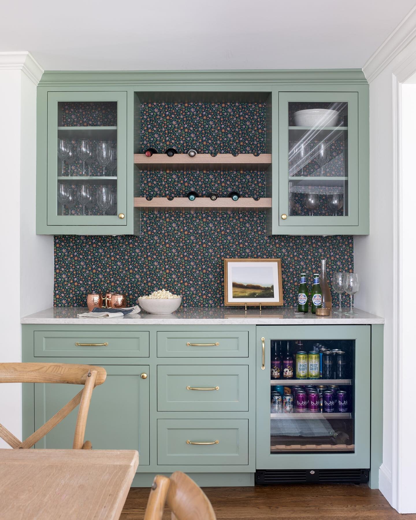it&rsquo;s finally friday &amp; after a week like this I&rsquo;m wishing I had a bar like this to welcome me into the weekend 🍾 happy weekend, friends! #MRDRadcliffe

Designer: @viewfrommyheels 
📸: @jessicadelaneyphotography