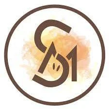 Logo circulaire avec les lettres stylisées "S" et "M" en marron, sur un fond aquarelle orange clair.