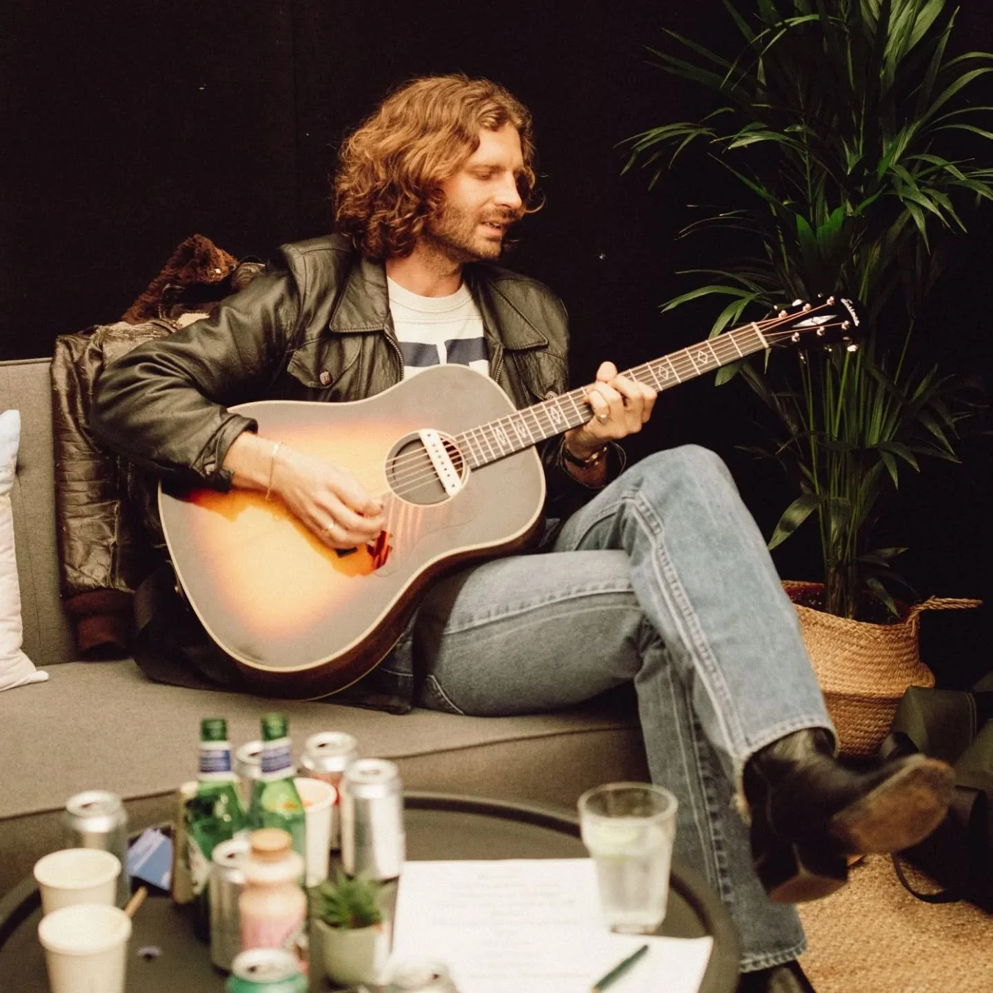 Congrats to our friend and Baggs artist Joff Oddie and @wolfaliceband on their new album release today! Co-founder of Wolf Alice with Ellie Rowsell, Joff is the lead guitarist, pictured here with our M1A. 

Initially an acoustic duo, Wolf Alice has e