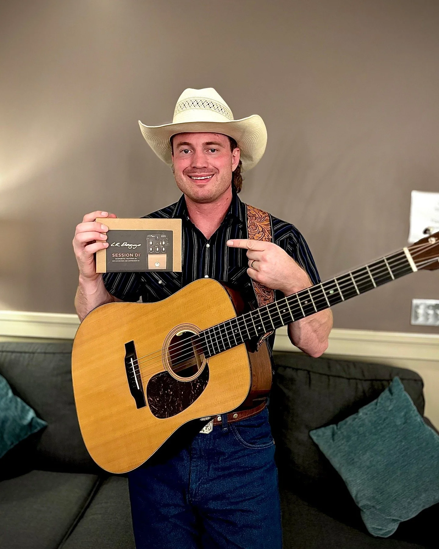 Congrats to @jadeeaglesonmusic on his win for Male Artist of the Year at the 2025 CCMAs! Jade is pictured here with his Session DI, along with his Anthem pickup in his Martin D-18. Award-winning fiddler @linseybeckett plays our fiddle pickup in the b