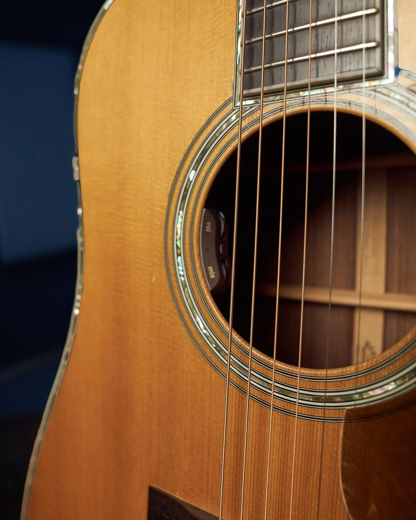 Our friend Eric Johnson checked in to try out or HiFi Duet system. Here are some shots of his custom Martin from the workshop. 

This guitar was originally custom-made for Ray Hennig&rsquo;s Heart of Texas Music Shop, as commemorated by the gold plaq