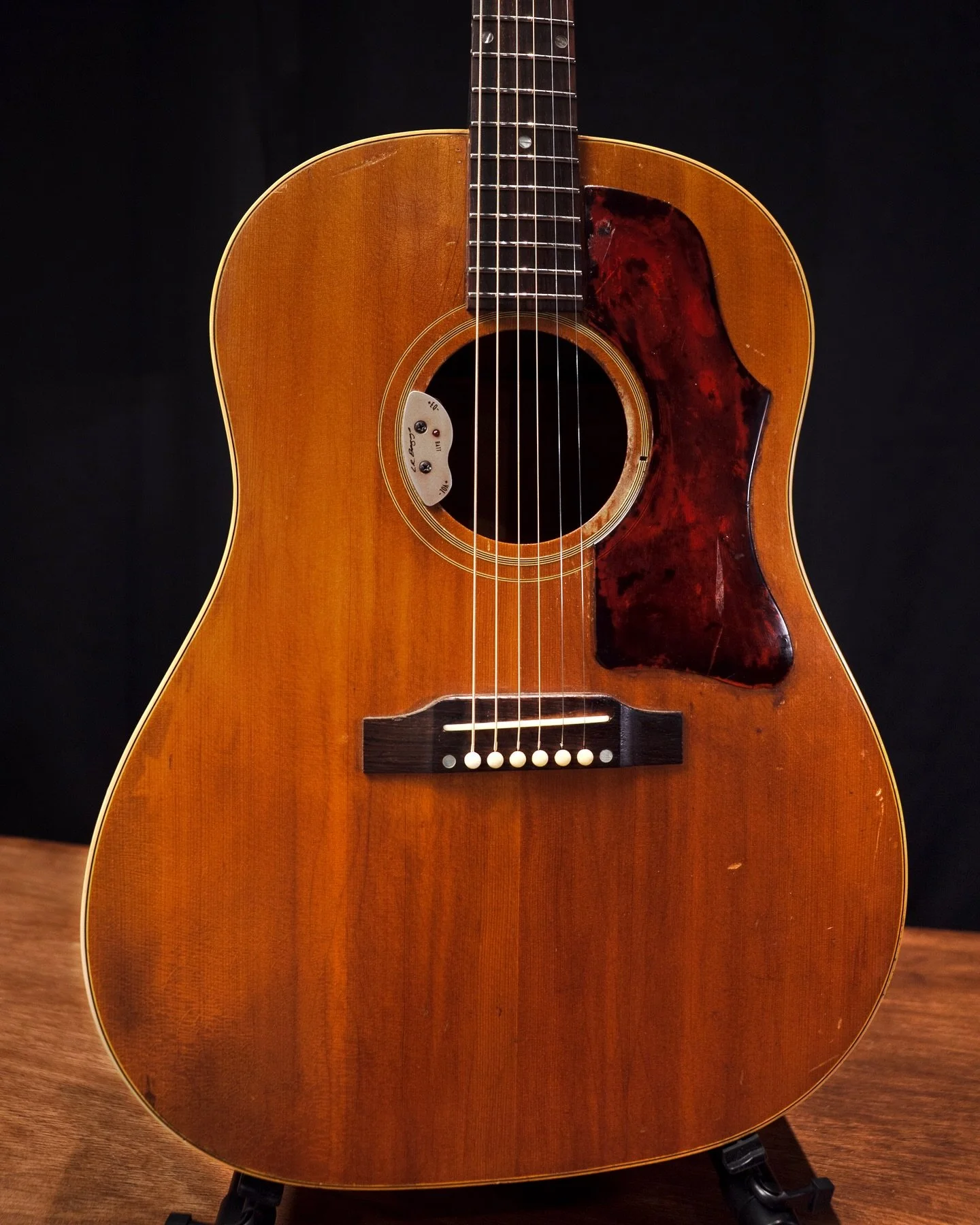 Our industry friend, Tomas from @ernieball, brought in his 1967 @gibsonguitar J50 ADJ to have his pickup upgraded. His original Ribbon Transducer pickup served him well, but the HiFi was a clear upgrade, both for unplugged and plugged-in tone. 

Fun 