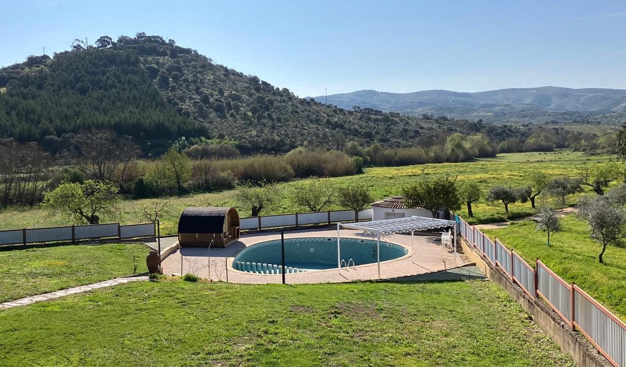 swimming pool and sauna 2.jpg