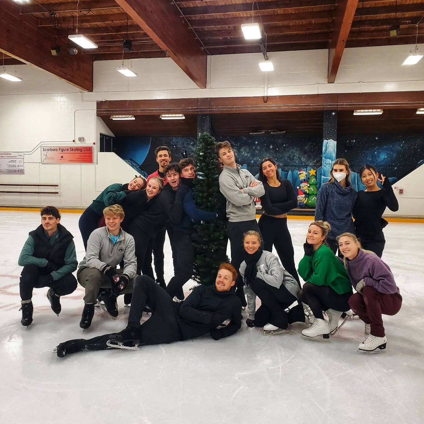 Merry Christmas &amp; Happy Holidays from our Junior and Senior Ice Dance teams! We hope everyone has a wonderful holiday break. We look forward to showing you our programs at Canadians and Europeans!
🎄🎅🤶🎁

#skating #figureskating #icedance #chri