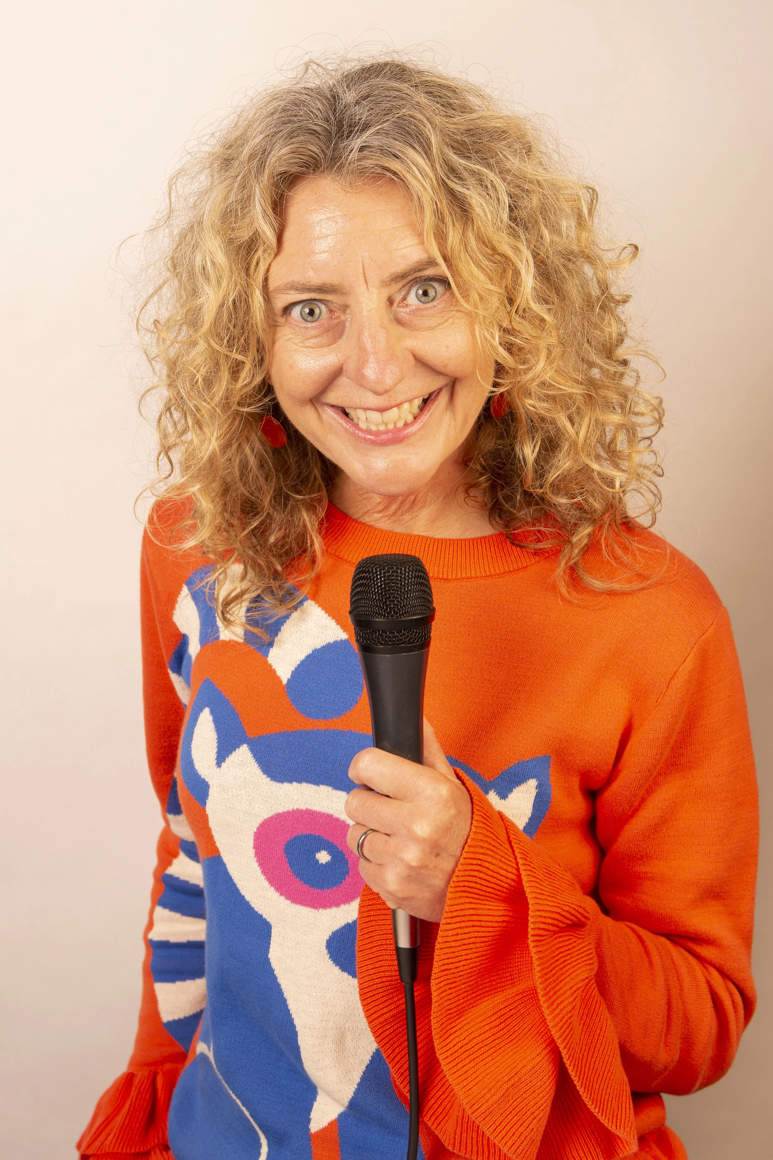 Pam Voth stand up comedian mic lemur_72dpi.jpg