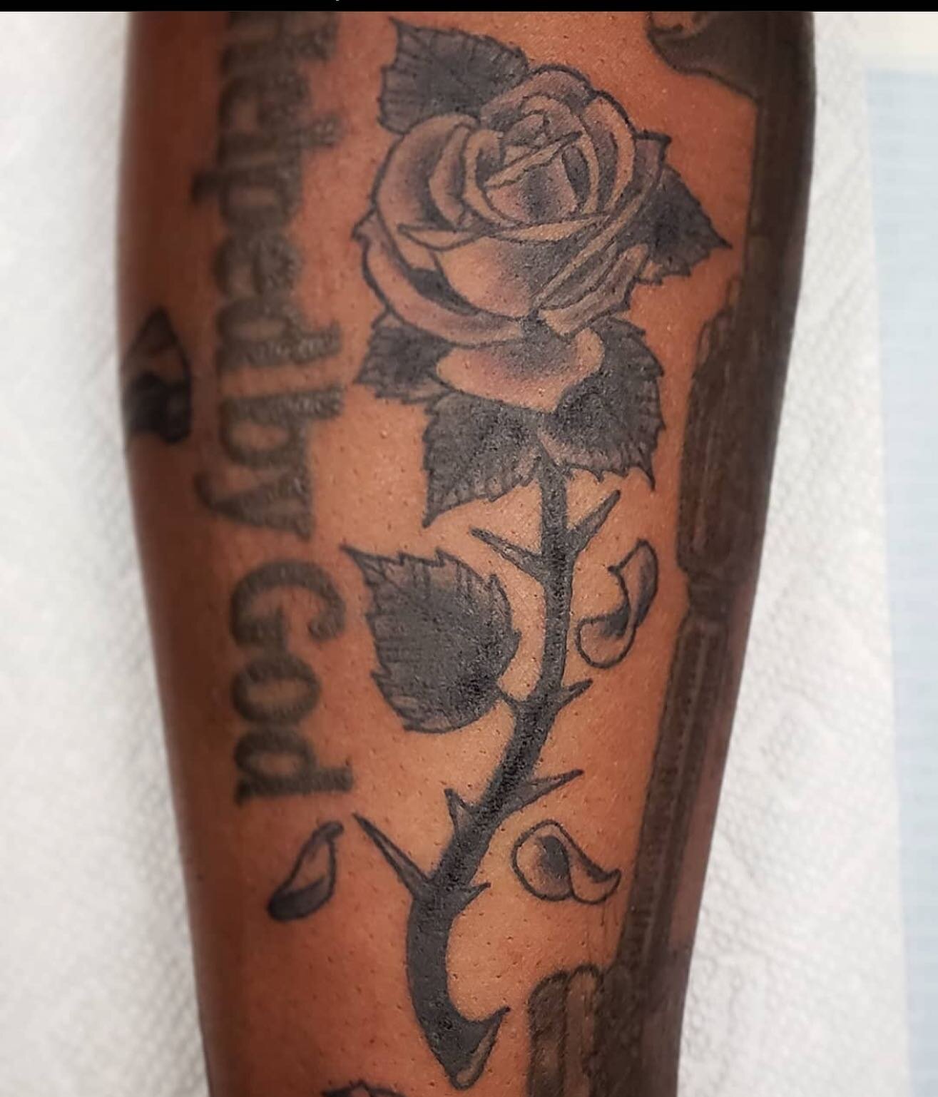 Gap filler #rose done by @frankzedekjr.tattooist #rosetattoo #blackandgreytattoo 
.
#redemptiontattoocare&nbsp; #boldwillhold #traditionaltattoo&nbsp; #traditionaltattoos #tattooflash #tattooart #tattoos #tattoo #614 #614artists #socolumbus #capcity 