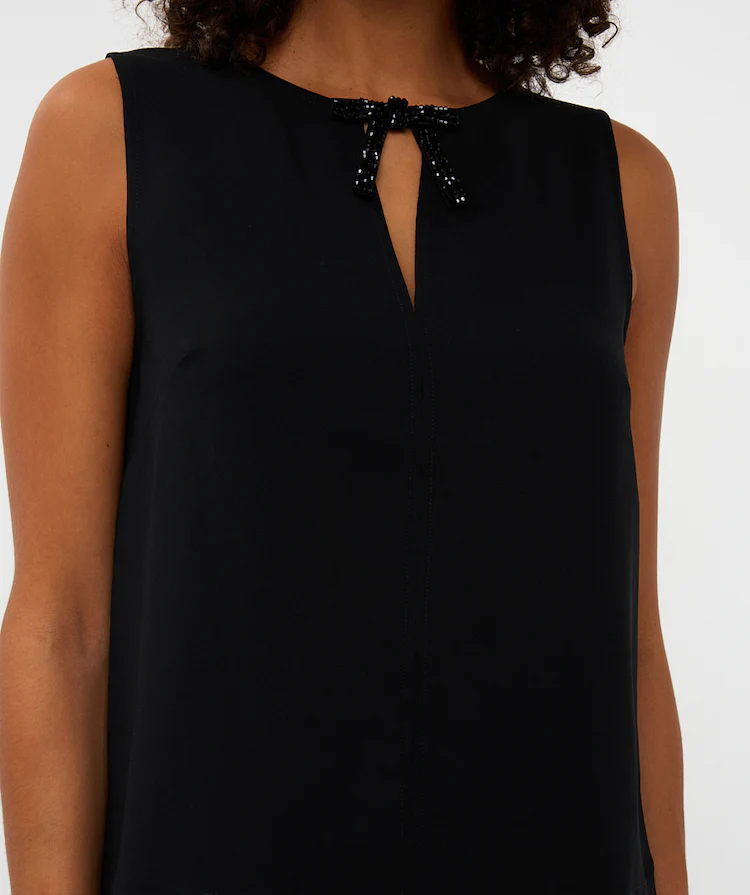 esqualo-10728-black-close-up.png