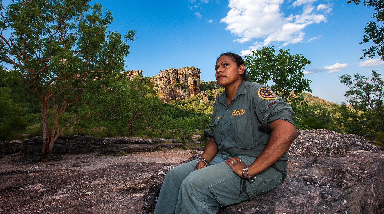 L’Australie a investi des centaines de millions de dollars dans les programmes des rangers autochtones afin de protéger un patrimoine naturel et culturel d’importance, de surveiller la biodiversité et de gérer les incendies de forêt. Mention de sour…