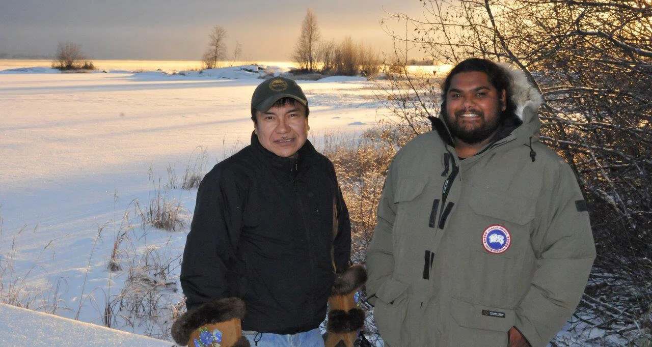 En 2014, une délégation de rangers autochtones de l’Australie sont venus dans les Territoires du Nord-Ouest canadiens pour échanger avec des gardiens autochtones et d’autres responsables de la gestion des terres. Mention de source&nbsp;: Patrick&nbs…