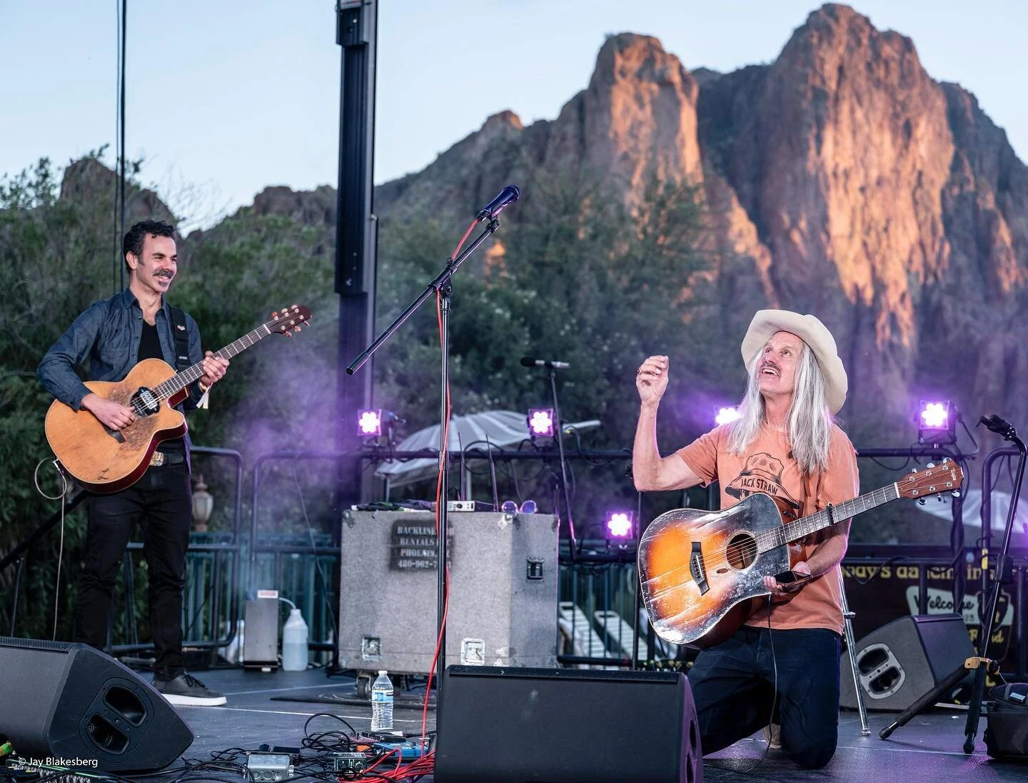 When you find yourself out on a stage in the desert with @stevepoltz you know some great things are gonna happen!🌵🏜️🤪

📸1: @jayblakesberg