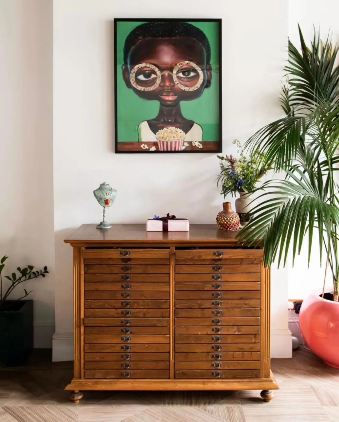This beautiful work by @ndidi_emefiele has been brightening up my Clerkenwell studio. Her figures always hold your gaze; they feel wise, witty, and wonderfully alive 🤎
There’s something about Ndidi’s work that reminds me how important pl