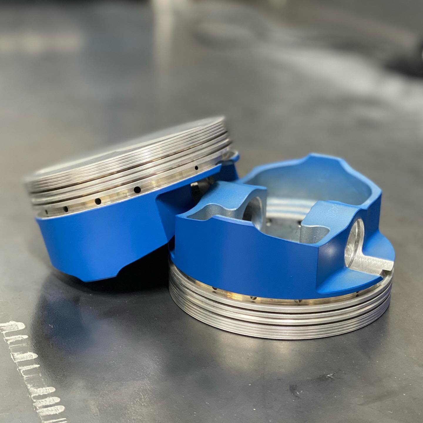 Fresh skirt coatings on these forged Ford small block pistons from High Performance Coatings NZ.💥 #ford #fordsmallblock #fomoco #fordperformance #hpc #hpcnz #enginebuild #rebuild  #hmraceengines #v8 #fordv8 #performance #precision #engineer #machini