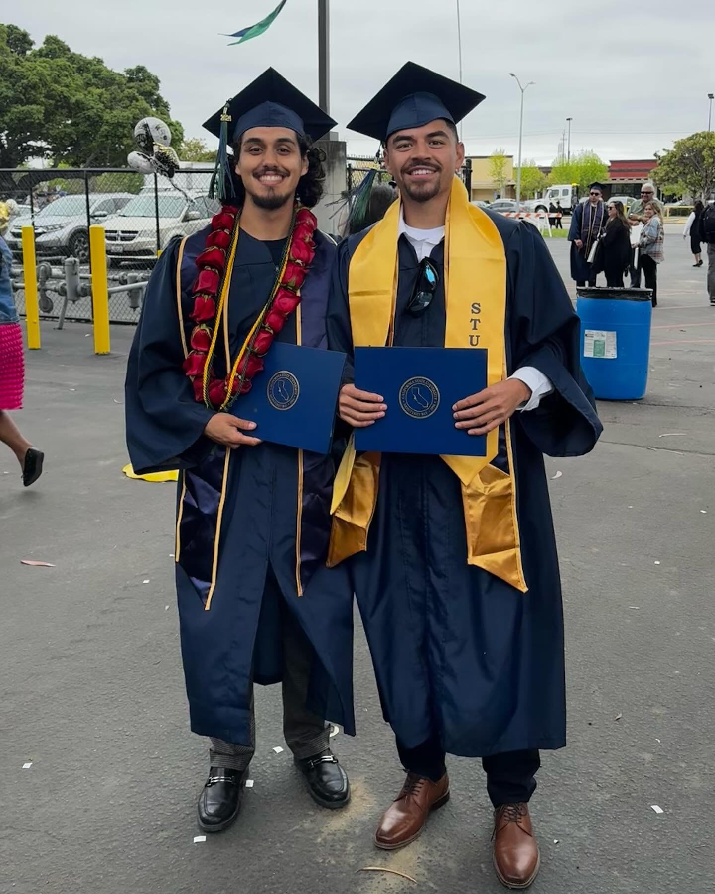 Congratulations to these two amazing coaches for completing their Bachelor Degree in Kinesiology. 

@jcjhealthfit &amp; @georgeaquinog 

If you&rsquo;d like to work with these to great individuals make sure to send them a DM!

#graduates #bachelors #