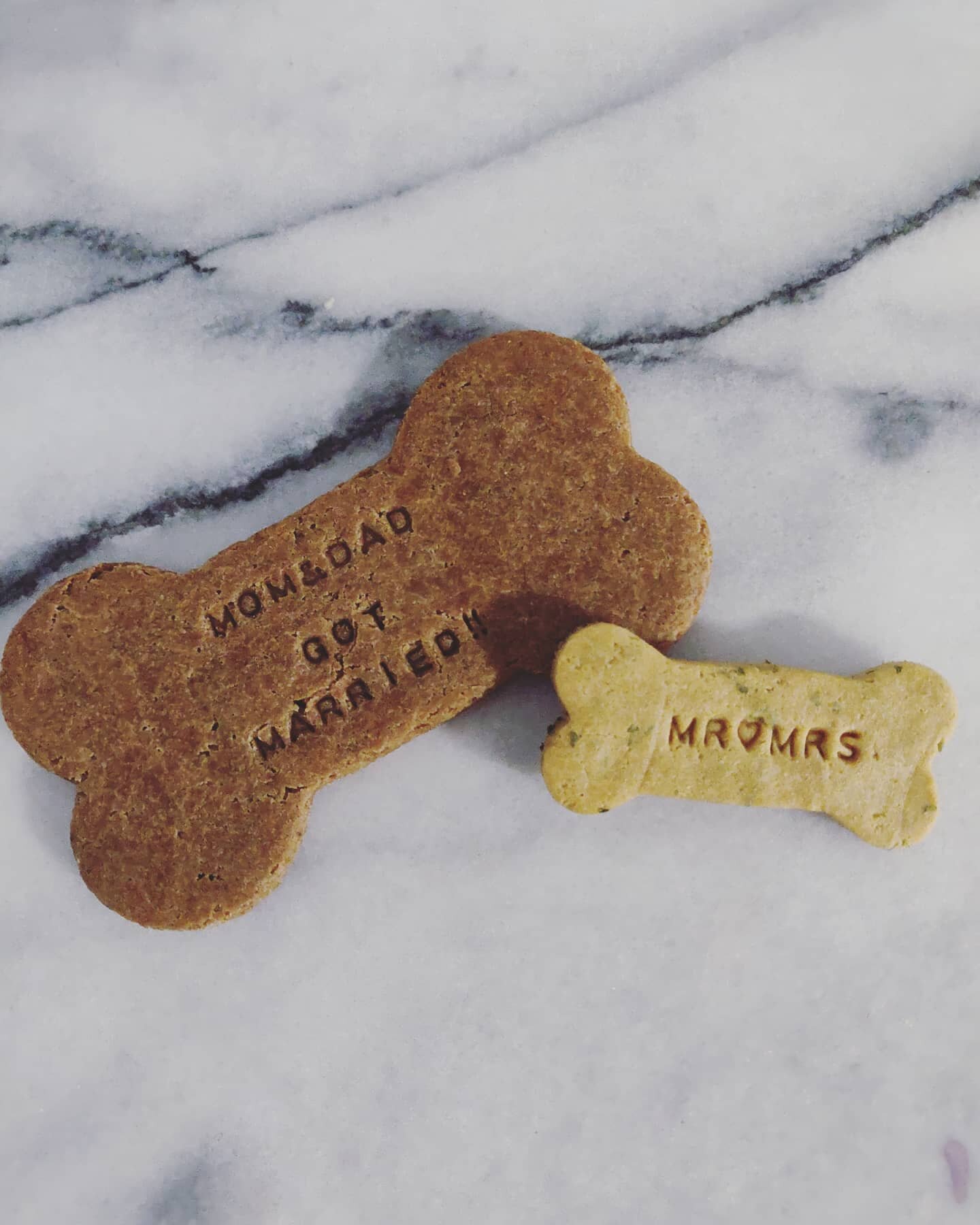 Are you or someone you love getting married? Are they obsessed with their dog? Give individually wrapped treats as favors for guests to take home to their pup! Fully custom from flavor to topping to packaging. Have you been to a wedding featuring the
