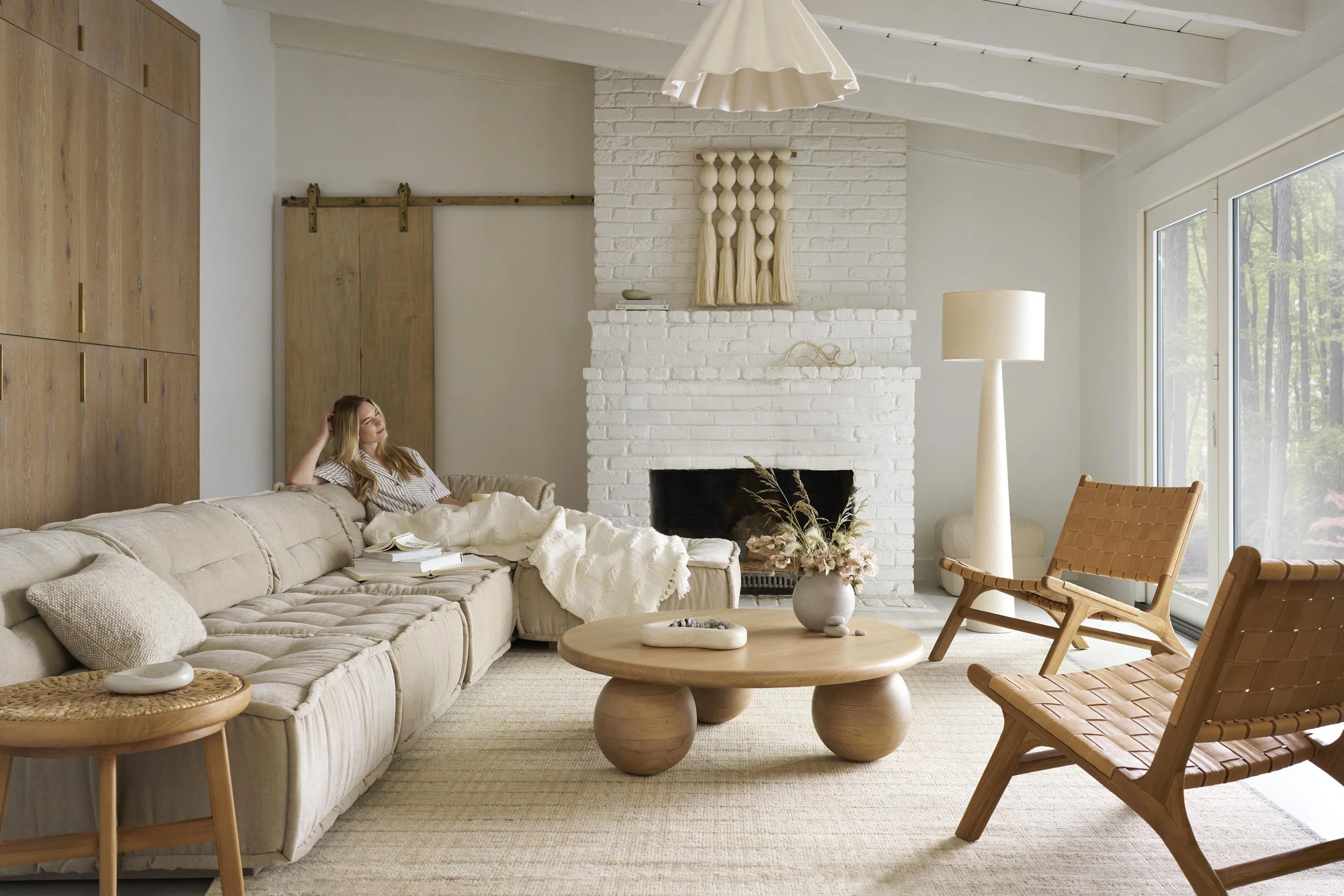 1004783054_DUNE ARMLESS CHAIR_NATURAL_BCTG_SAN ANSELMO_01_model_0126.jpg