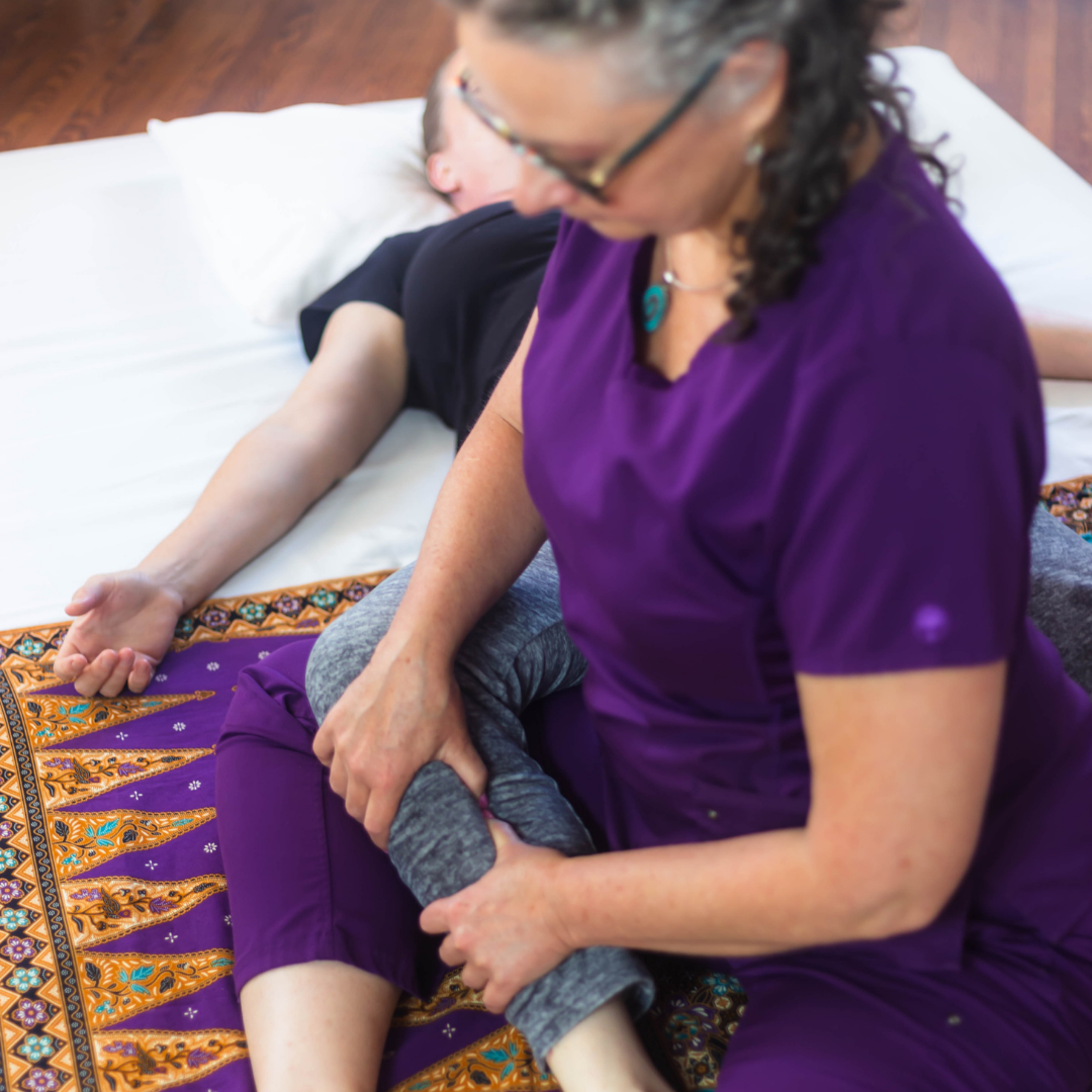 Liz Krizclearing sen lines and addressing acupressure points.