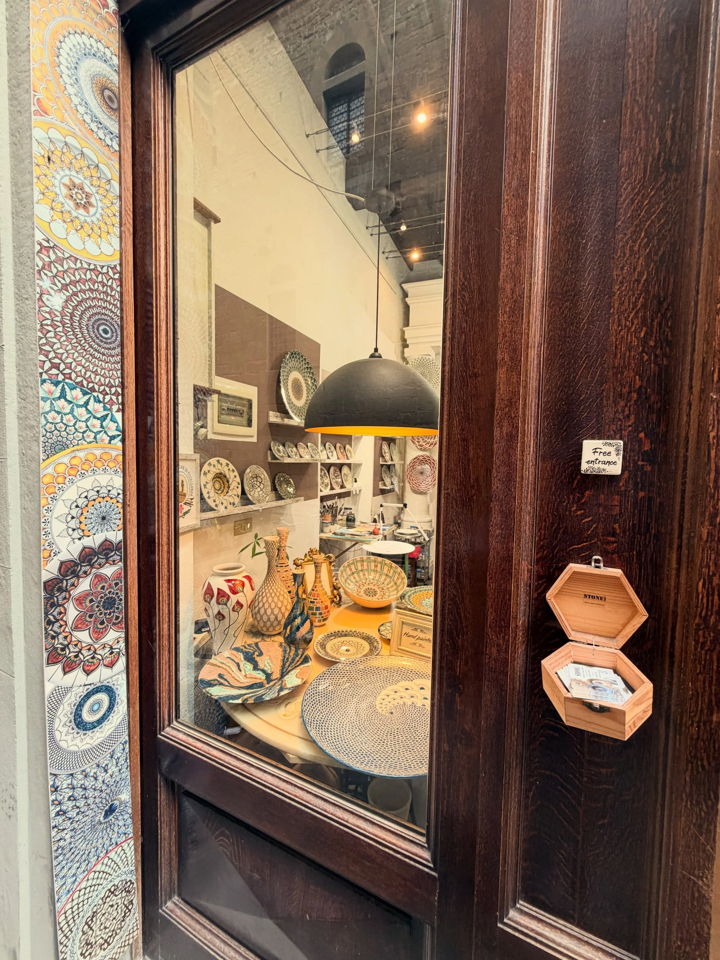 A few weeks ago I found this little gem @stone_985_gradi in Florence. I had a lovely chat to the artist Stefania and Angelo about how many of the intricate hand-painted majolica designs are inspired by the peacock feathers. In Florentine and broader 