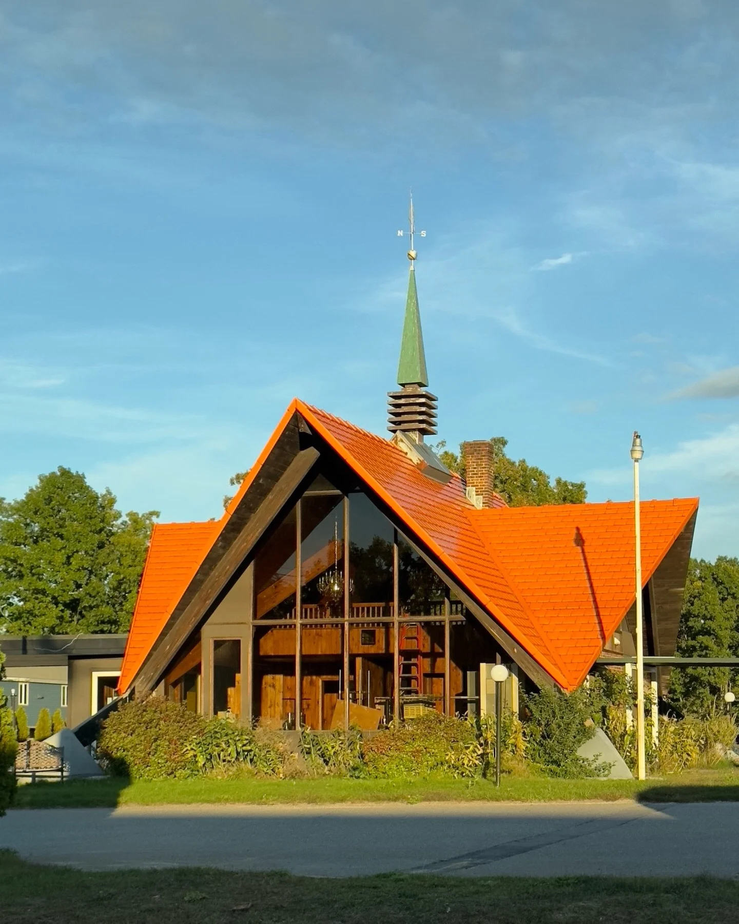 MID-CENTURY MARVEL!

✨ ✨ ✨ ✨ ✨ 

One of my favorite dang pieces of architecture in central Massachusetts&mdash;one of the last remaining (maybe the only?) Howard Johnson A-frames in its original color scheme. That @hojo orange is electric, full stop.