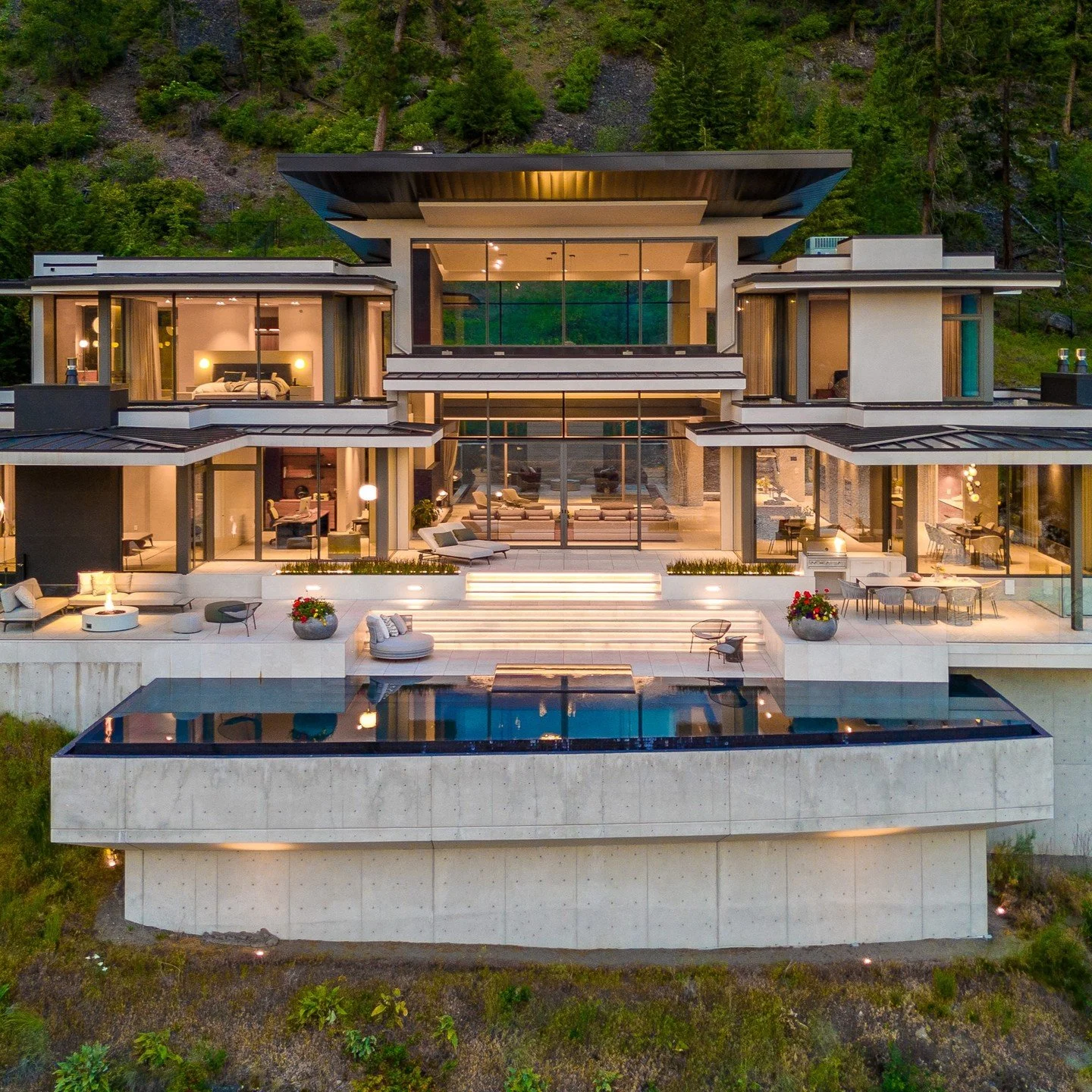 Mont des Cieux translates to mount of heaven, a true architectural masterpiece listed by the illustrious @benedetandrossgroup 

#MontDesCieux
#LuxuryLiving
#KelownaRealEstate
#LuxuryHomesBC
#LuxuryRealEstate
#LuxuryListing
#OkanaganLuxury
#ExclusiveP